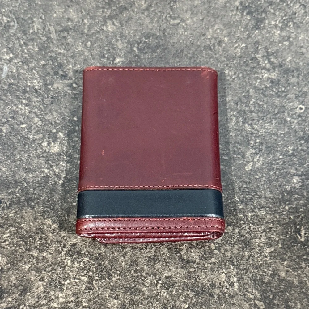 Brighton Men's Distressed Brown Leather Triflold‎ Wallet w/ Silver Metal Golfer
